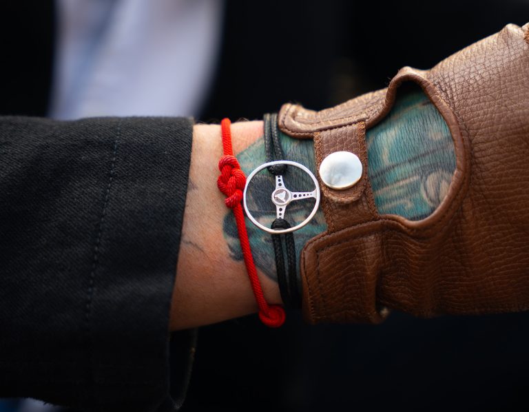 The scent of pastoral leather and the classic fabric pattern create a space of absolute connection between man and machine.