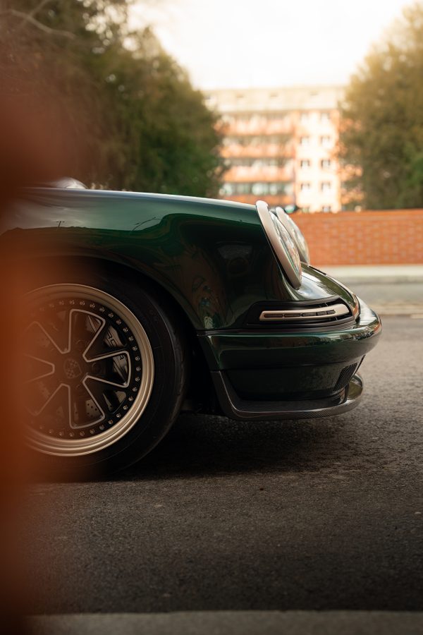 A dedicated braking system, concealed behind the iconic wheel rim, ensures absolute precision during moments of peak G-force.