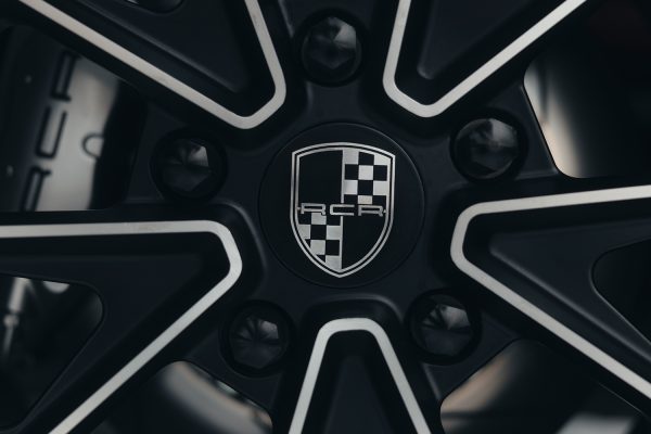 Nowoczesna felga z logo RCR i widocznym zaciskiem hamulcowym Porsche 911 restomod.