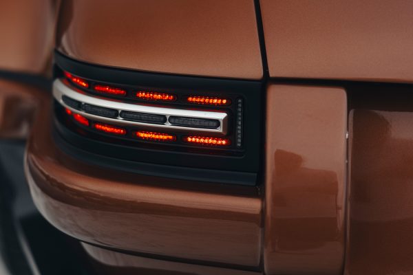 Detal tylnej lampy LED w brązowym Porsche 911 restomod.