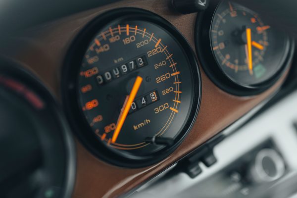 Analogowy prędkościomierz wyskalowany do 300 km/h w kokpicie Porsche 911 restomod.