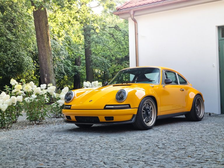 Restomod Porsche 911 generacji 964 autorstwa RCR Cars zaprezentowany w pełnej krasie, łączący klasyczną sylwetkę z nowoczesnym rzemiosłem.