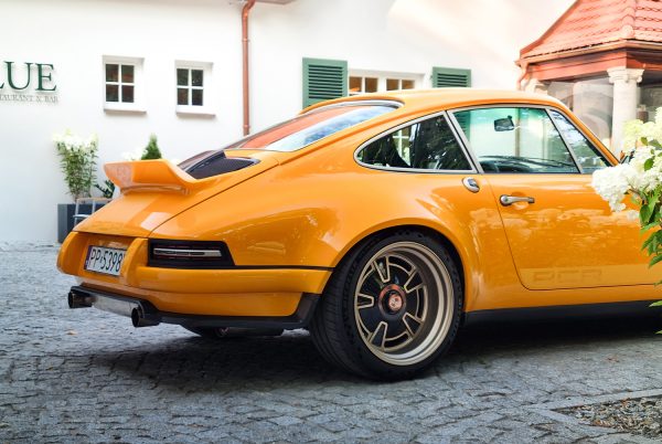 Profil klasycznego Porsche 911 z dopracowanymi detalami nadwozia, ukazujący perfekcyjny balans proporcji i lekkość konstrukcji RCR.