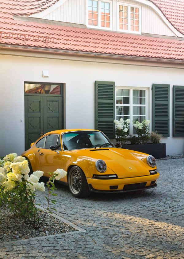 Sformatowany przez RCR Cars restomod Porsche 911 w malowniczym otoczeniu, stanowiący syntezę tradycji i nowoczesnej inżynierii.